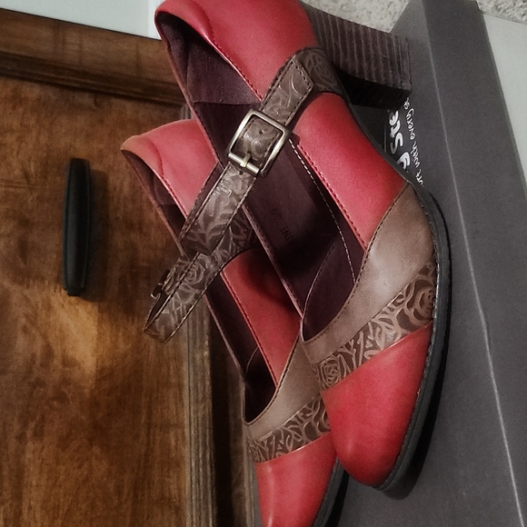 Red and Brown Mary Janes - Picture 4 of 6